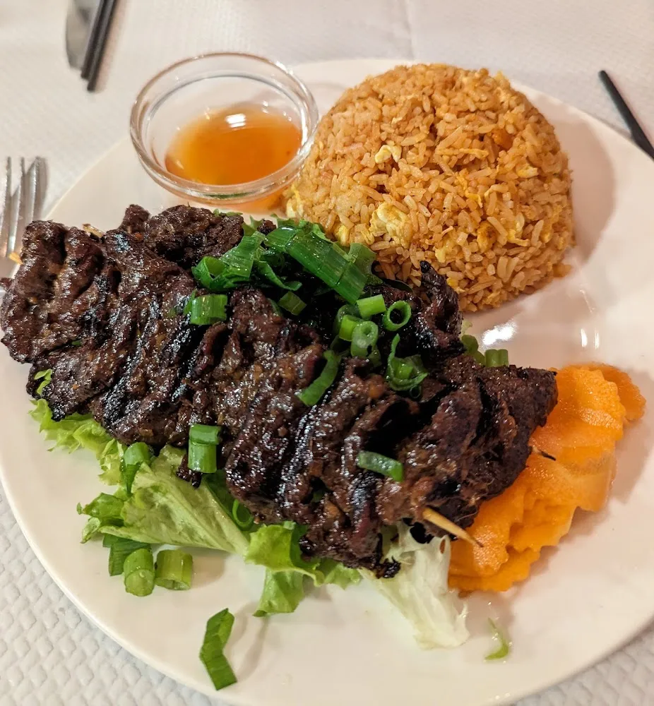 S12 Brochettes de Bœuf Grillées À la Citronnelle Avec Riz Rouge Sauté